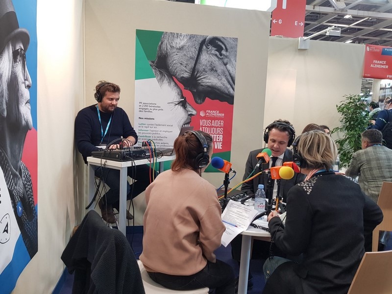 France Alzheimer délocalise son studio radio au salon des maires